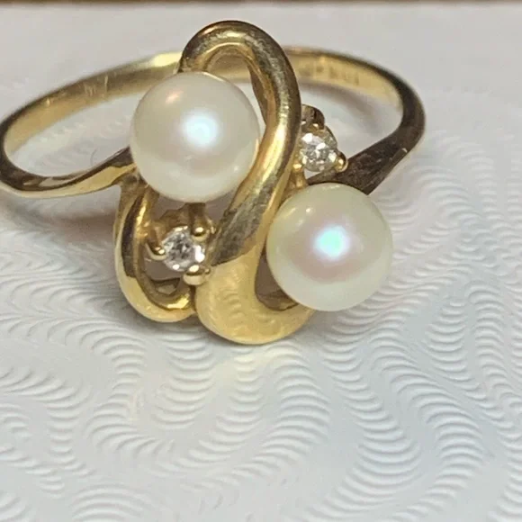 10kt Gold Pearl and Diamond 💎 Accent Ring. Stunning ring! - Picture 2 of 7